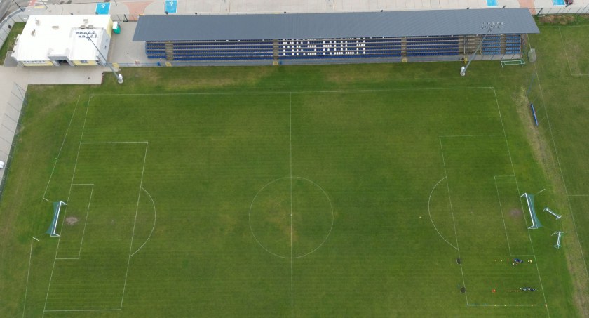 Zdjęcie przedstawia Stadion Miejski w Wysokiem Mazowieckiem