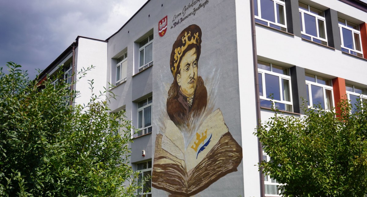 Zdjęcie przedstawia mural na budynku Liceum Ogólnokształcącego im. króla Kazimierza Jagiellończyka w Wysokiem Mazowieckiem