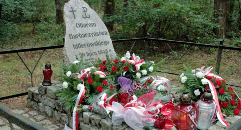 Zdjęcie: Pomnik na Pałatkach przed zniszczeniem /fot. Gmina Ciechanowiec