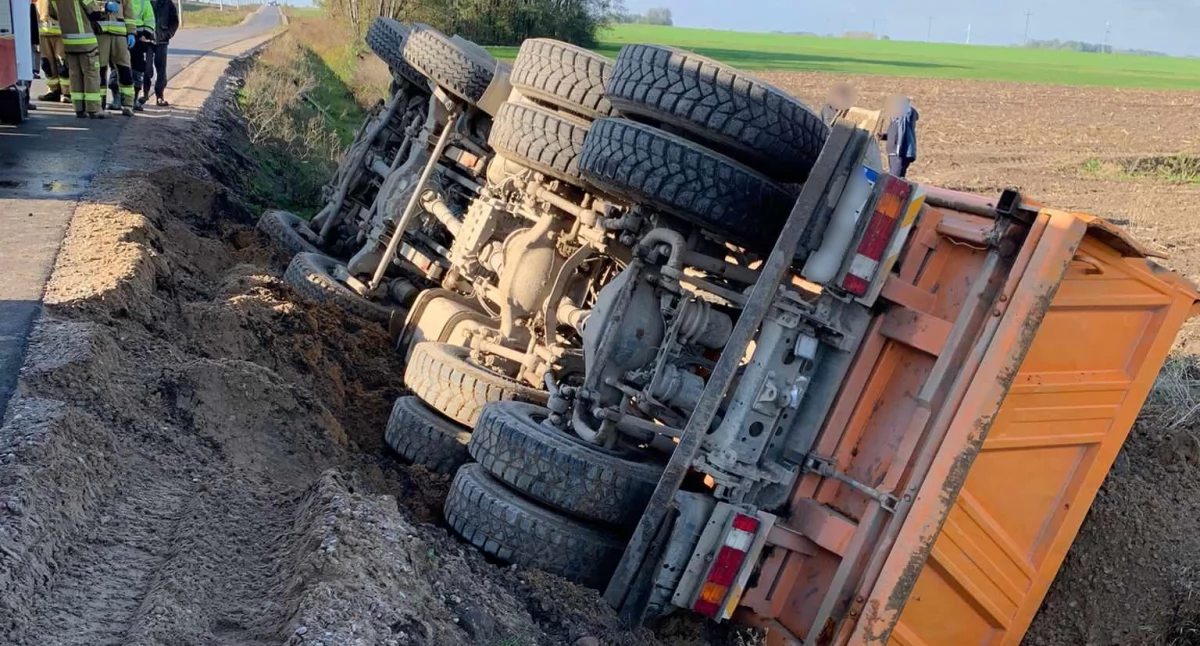 Wypadki drogowe, Samochód ciężarowy Jedna osoba trafiła szpitala [FOTO] - zdjęcie, fotografia