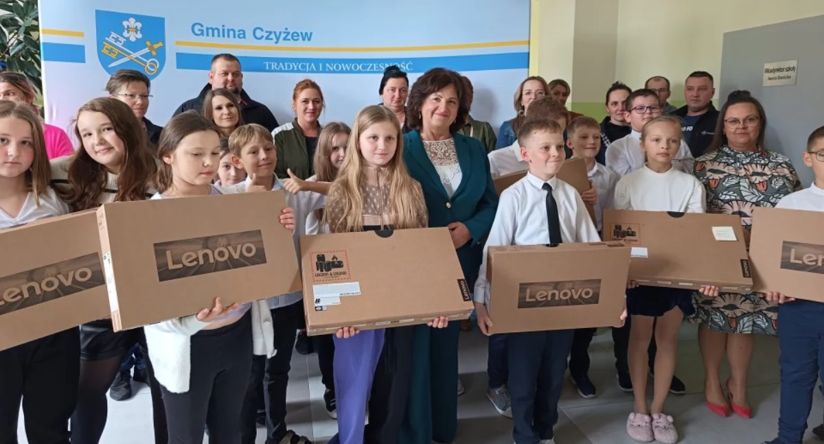 Zdjęcie: Uczniowie z gminy Czyżew odebrali laptopy