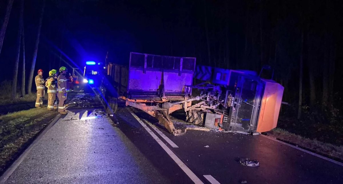 Zdjęcie: Śmiertelny wypadek na DK66. Samochód osobowy uderzył w ciągnik rolniczy /fot. JRG Wysokie Mazowieckie
