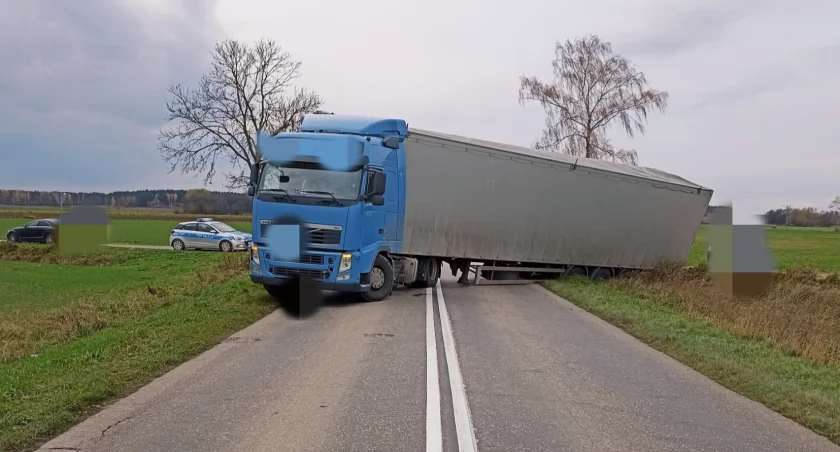 Zdjęcie: Ciężarówka z naczepą zablokowała drogę wojewódzką nr 678
