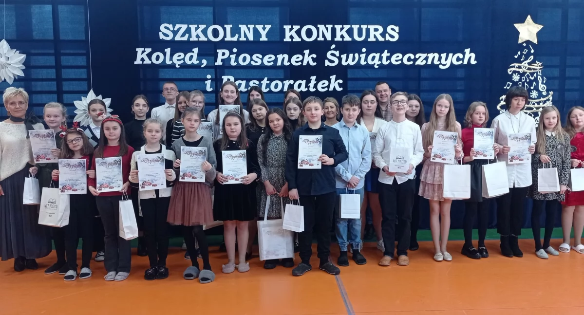 Zdjęcie: Laureaci Konkursu Kolęd, Pastorałek i Piosenek Świątecznych 2024 w SP1 w Wysokiem Mazowieckiem