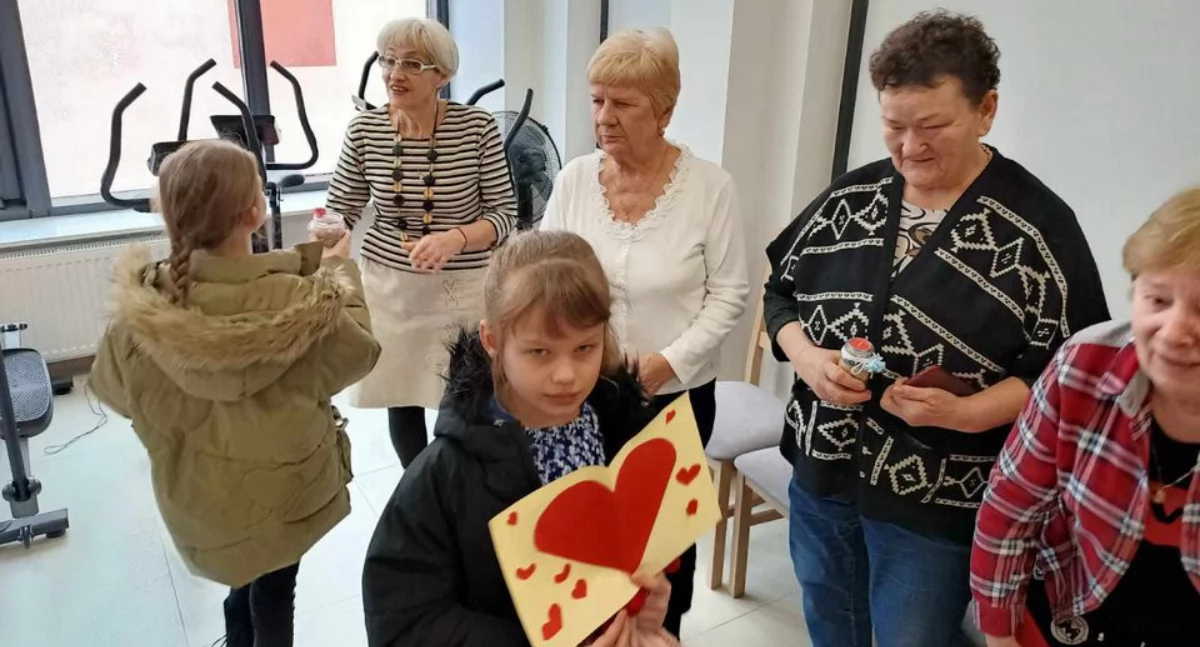 Seniorzy, Wysokie Mazowieckie Uczniowie niespodzianką seniorów [foto] - zdjęcie, fotografia