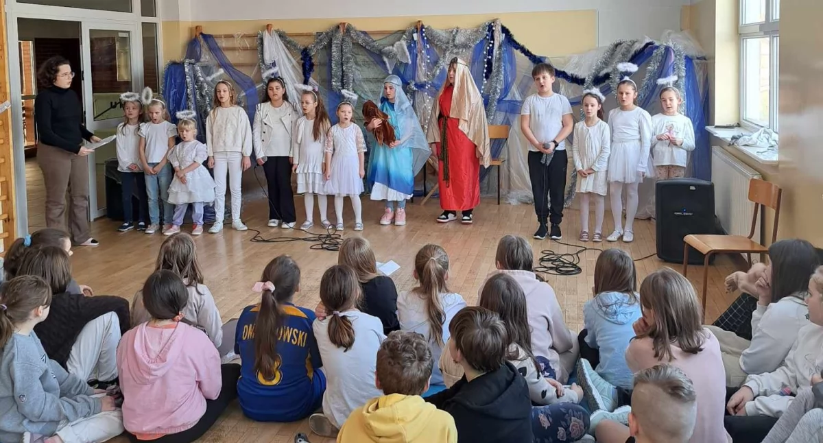 Zdjęcie: Koło teatralne z GOK-u w Czyżewie ze świątecznymi występami w szkołach