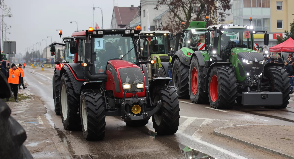 Zdjęcie: Ciągniki rolnicze uczestniczące w zawodach w przeciąganiu traktorów w Wysokiem Mazowieckiem