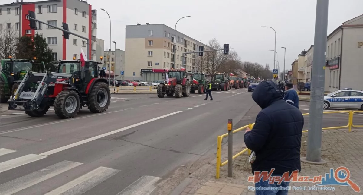 Zdjęcie: Przejazd kolumny ciągników od strony Czyżewa w Zambrowie