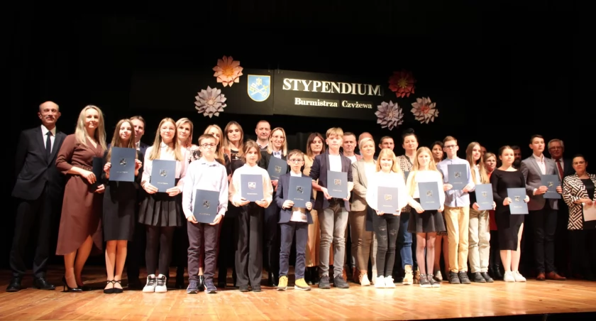 Zdjęcie: Rozdanie stypendiów Burzmiastrza Czyżewa - UM w Czyżewie
