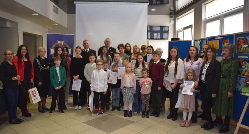 Plastyka, Młodzi plastycy Szepietowa finalistami Ogólnopolskiego Strażackiego Konkursu Plastycznego szczeblu wojewódzkim - zdjęcie, fotografia