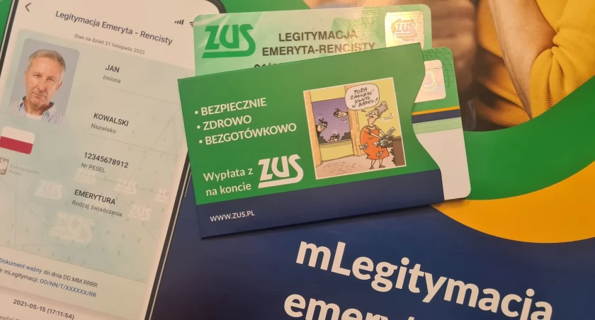 US - ZUS, Blisko emerytów rencistów pobrało mLegitymację aplikacji mObywatel - zdjęcie, fotografia