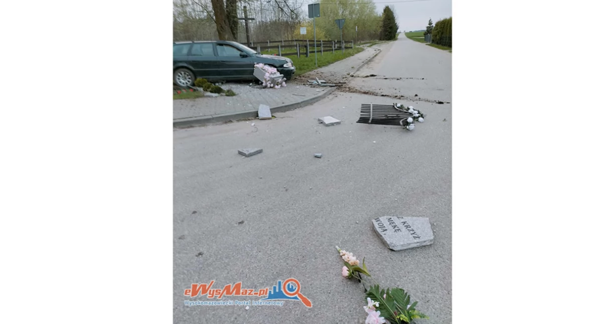 Zdjęcie: Samochód ściął przydrożny krzyż w miejscowości Wyliny-Ruś /fot. czytelnik