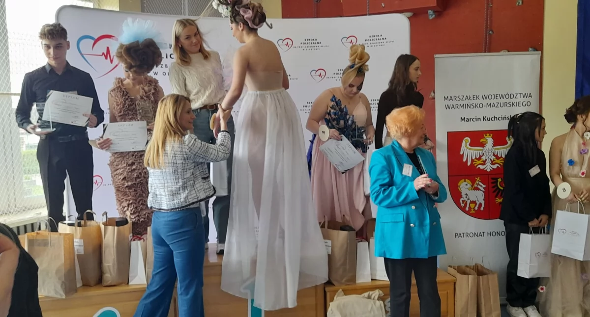 Edukacja, Uczennice ZSOiZ Ciechanowcu laureatkami ogólnopolskiego konkursu fryzjerskiego [foto] - zdjęcie, fotografia