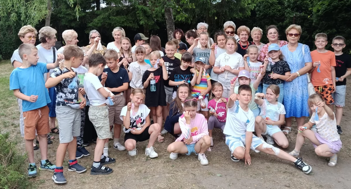 Seniorzy, Seniorzy odwiedzili uczniów okazji Dziecka [foto] - zdjęcie, fotografia