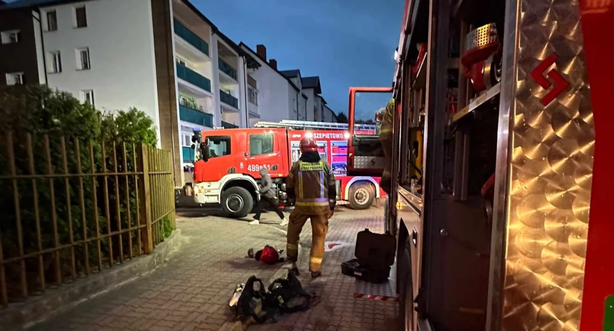 Pożary i straż, Pożar budynku wielorodzinnym Szepietowie [foto] - zdjęcie, fotografia