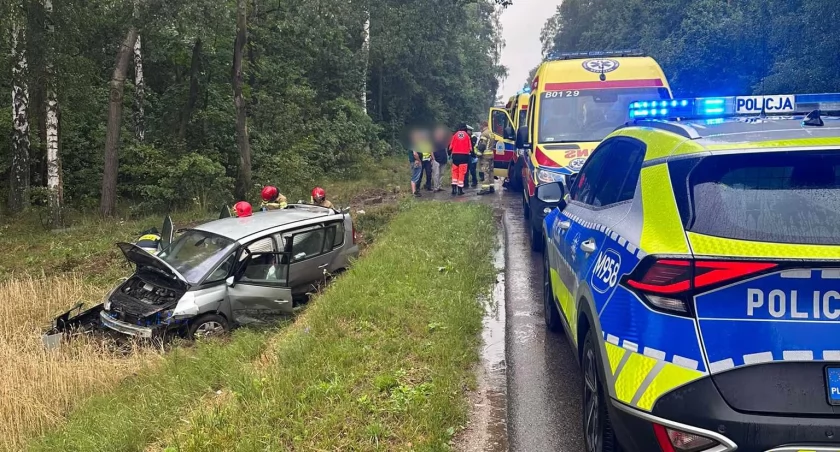 Wypadki drogowe, Dachowanie gminie Szepietowo osoby szpitalu [foto] - zdjęcie, fotografia