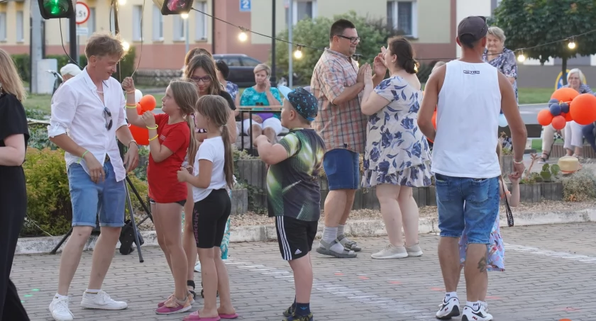 Imprezy plenerowe, Wieczór chmurką potańcówka rytmach latino Miejskim Ośrodku Kultury - zdjęcie, fotografia
