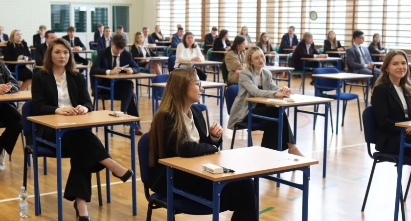 Edukacja, maturą poradzili sobie maturzyści powiatu wysokomazowieckiego - zdjęcie, fotografia