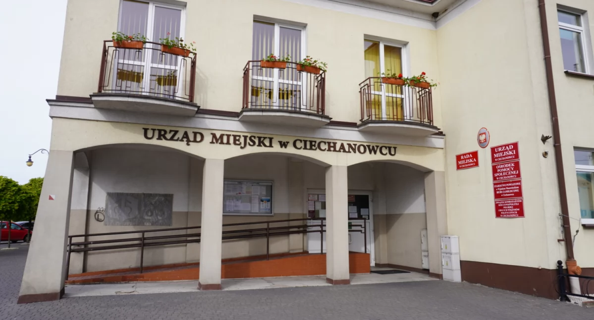Rady, Odpowiedź interpelację użytkowania służbowych samochodów przez pracowników urzędu Ciechanowcu - zdjęcie, fotografia