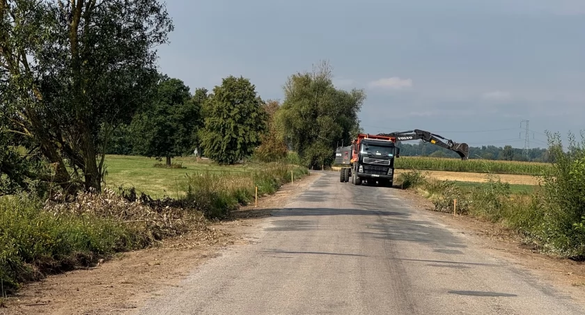 Inwestycje, Gmina Sokoły remont drogi powiatowej odcinku Pęzy Dworaki Staśki [foto] - zdjęcie, fotografia