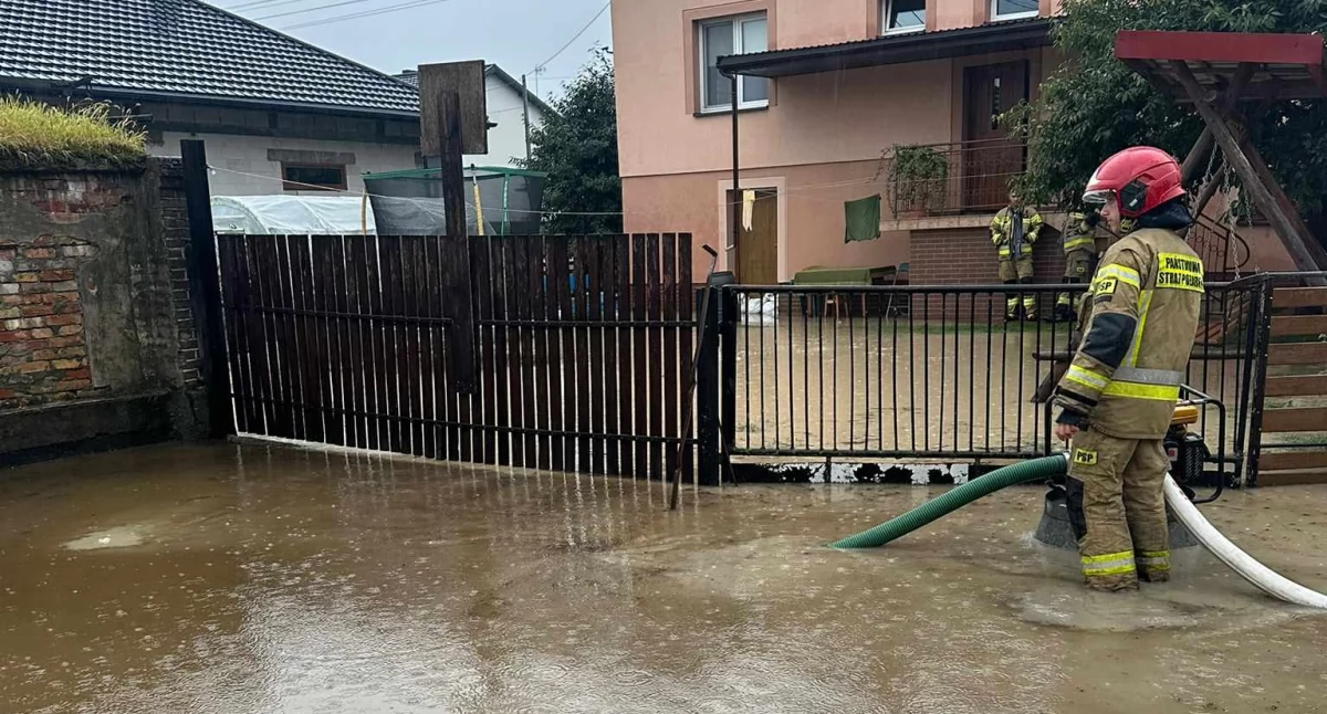 Pożary i straż, Zalane piwnice posesje Kilkanaście interwencji strażaków - zdjęcie, fotografia