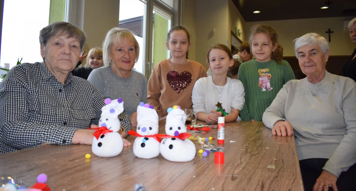 Domy i ośrodki kultury, Seniorzy dzieci wspólnie działali podczas warsztatów Szepietowie [foto] - zdjęcie, fotografia