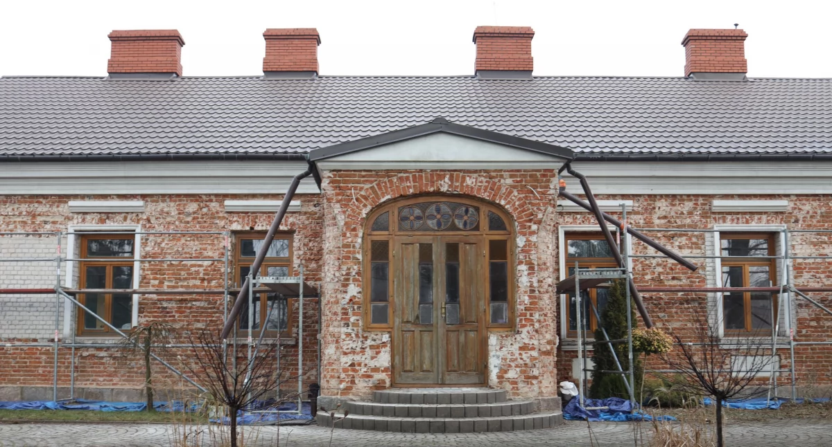 Inwestycje, Trwają prace remontowe zabytkowej plebanii Wysokiem Mazowieckiem [FOTO] - zdjęcie, fotografia