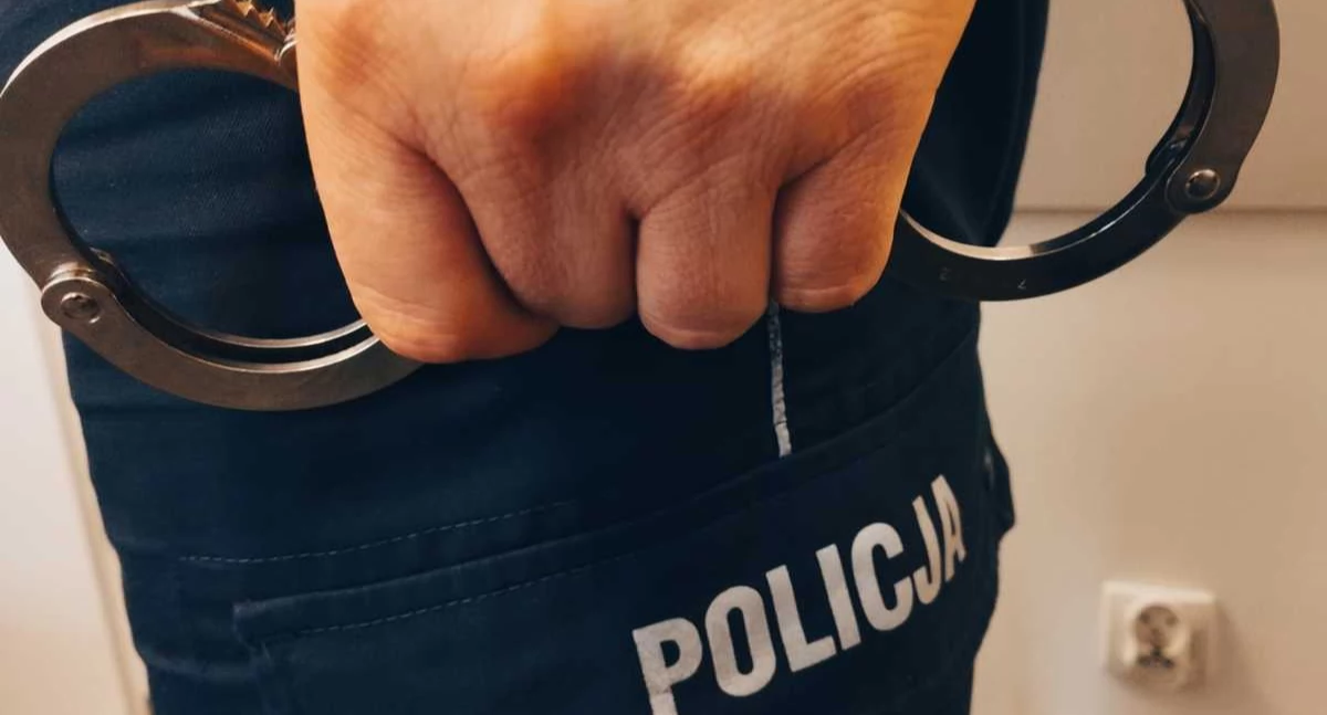 Kronika policyjna, Policja zatrzymała poszukiwanego spakował torbę czekał - zdjęcie, fotografia