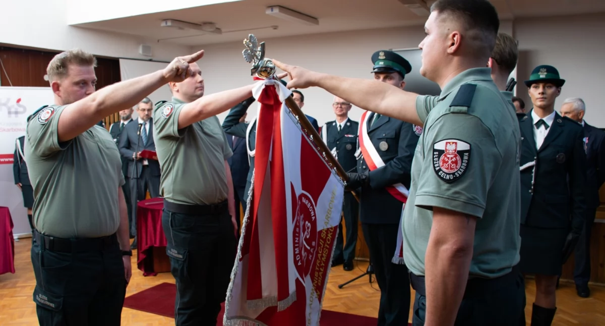 Zdjęcie: Nowi funkcjonariusze dołączają do podlaskiej KAS /fot. Izba Administracji Skarbowej w Białymstoku