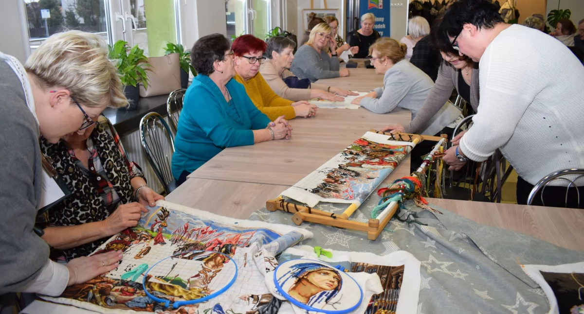 Domy i ośrodki kultury, Warsztaty haftu krzyżykowego wernisaż Szepietowie [foto] - zdjęcie, fotografia