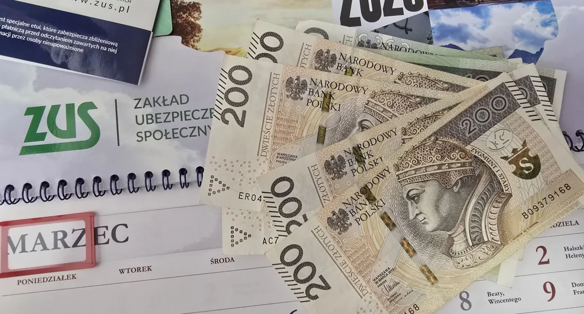 US - ZUS, wypłaca zwaloryzowane świadczenia kiedy dostanie pieniądze - zdjęcie, fotografia
