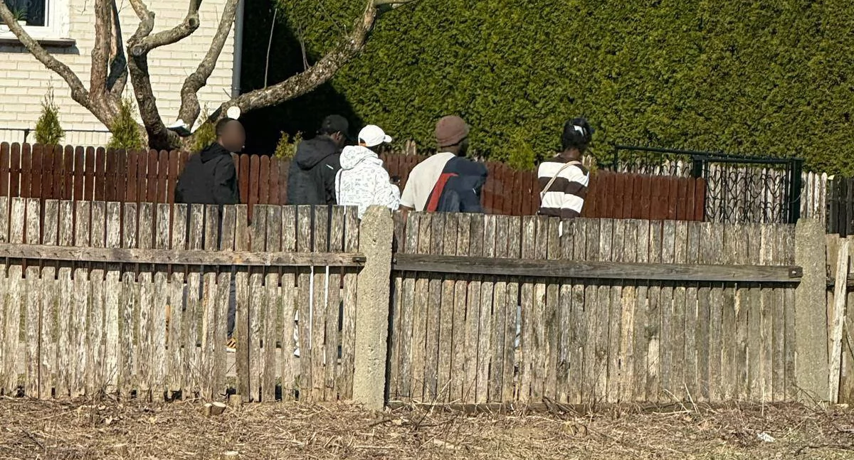 Zdjęcie: Migranci spacerujący 25.03.2025 r. w miejscowości Zbrzeźnica