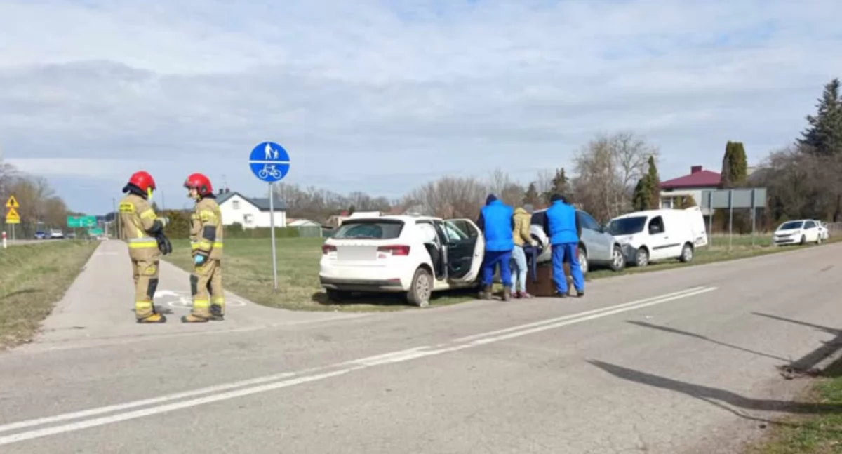 Wypadki drogowe, Zderzenie skody toyotą rejonie Dąbrówki Kościelnej [foto] - zdjęcie, fotografia