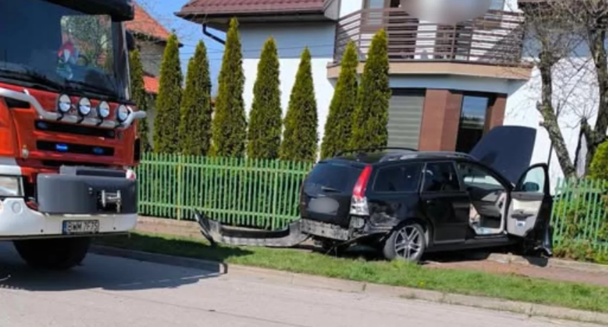 Wypadki drogowe, Szepietowo Kolizja dwóch osobówek Jedna wjechała ogrodzenie [FOTO] - zdjęcie, fotografia