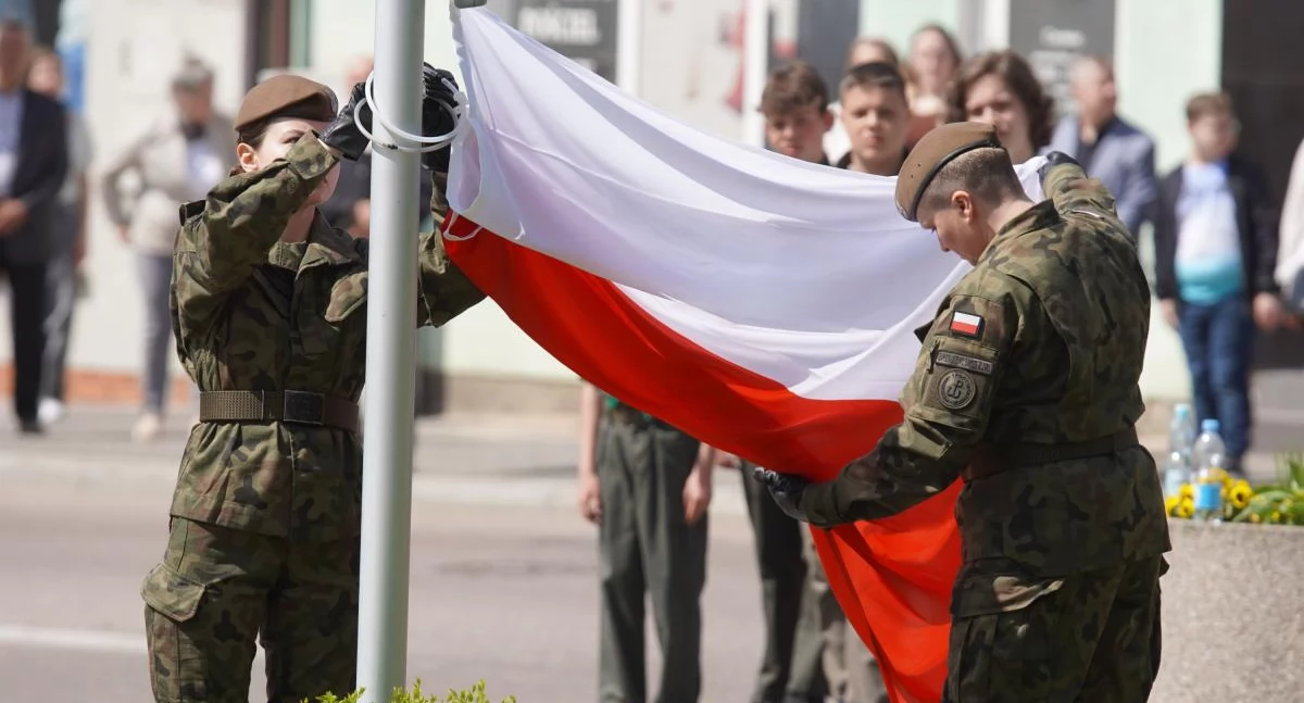 Zdjęcie: Wciąganie flagi państwowej podczas uroczystości rocznicy uchwalenia Konstytucji 3 Maja w Wysokiem Mazowieckiem