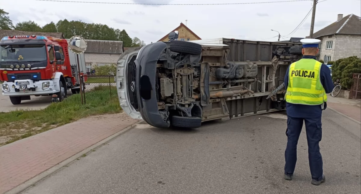Wypadki drogowe, Niebezpieczne zdarzenie drogowe Pszczółczynie Zderzenie forda mercedesem [FOTO] - zdjęcie, fotografia