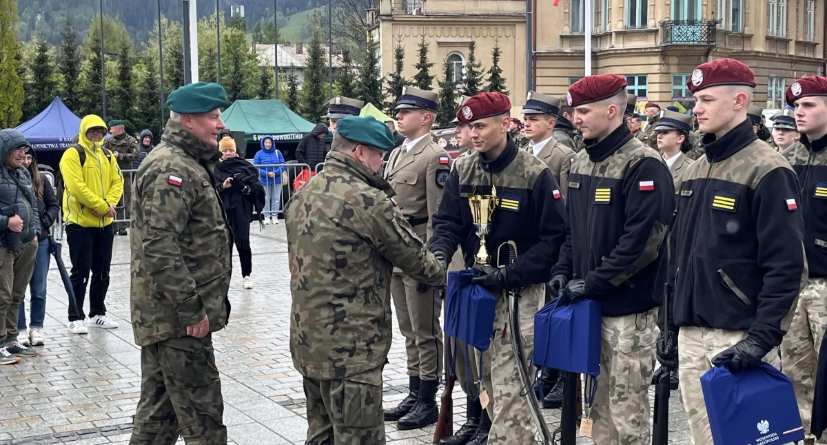 Edukacja, Ogromny sukces uczniów ZSOiZ Ciechanowcu podczas Ogólnopolskiego Przeglądu Musztry Mundurowych [foto] - zdjęcie, fotografia