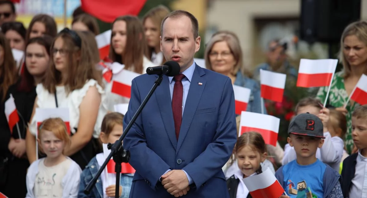 Zdjęcie: Poseł na Sejm RP Adam Andruszkiewicz podczas uroczystości poświęcenia oraz wciągnięcia flagi Polski na nowy maszt w Wysokiem Mazowieckiem, zakupiony w ramach projektu „Pod Biało-Czerwoną”