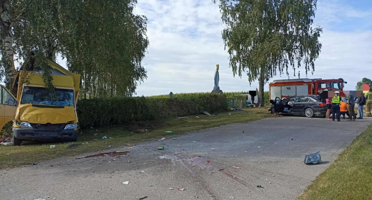 Zdjęcie: Zderzenie skody z busem na trasie Kierzki–Czajki /fot. KPP w Wysokiem Mazowieckiem