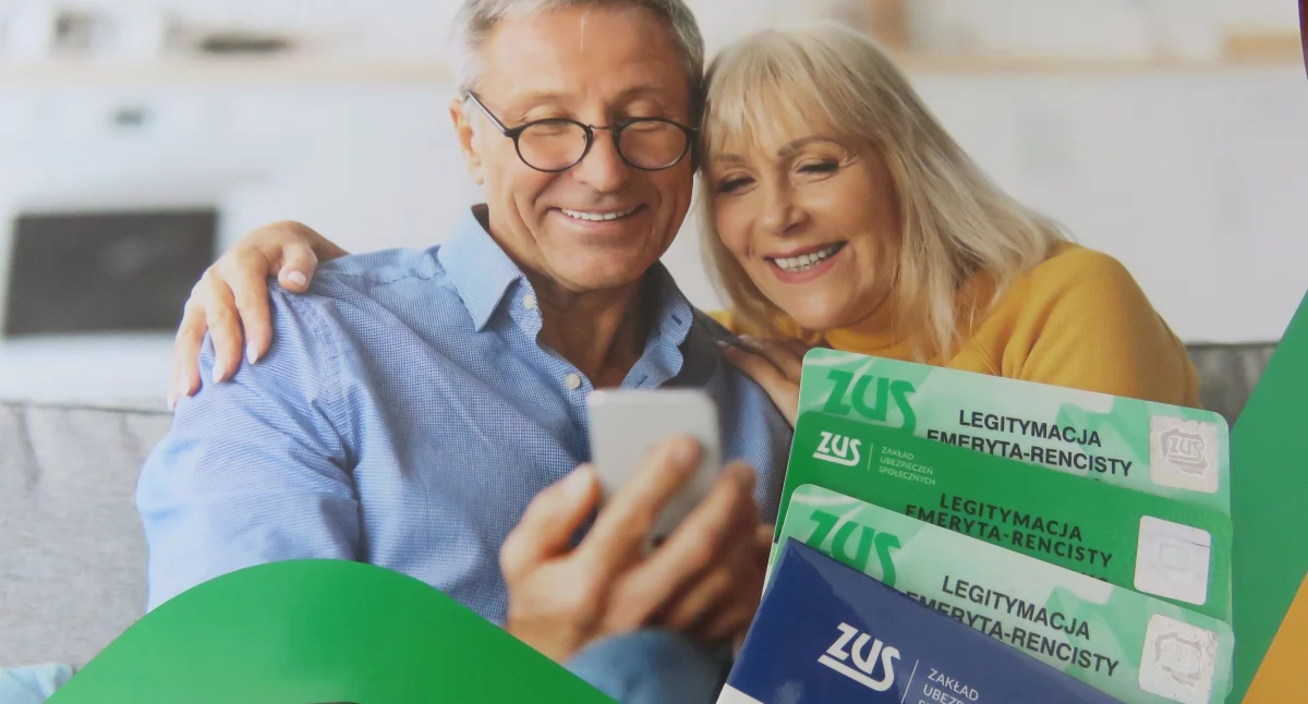 US - ZUS, Ponad seniorów mLegitymacją telefonie - zdjęcie, fotografia