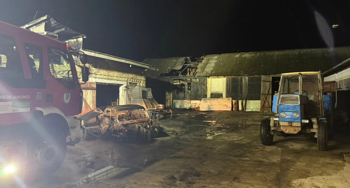 Pożary i straż, Dziesięć zastępów straży walczyło pożarem budynków gospodarczych gminie Piekuty [foto] - zdjęcie, fotografia