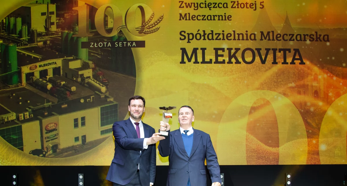 Zdjęcie: Prezes grupy MLEKOVITA Dariusz Sapiński odbiera nagrodę podczas gali Złota 100 Polskiego Rolnictwa 2025