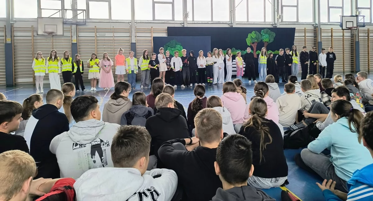 Zdjęcie: Spektakl koła teatralnego „Zaczarowana Kurtyna” w SP1 w Wysokiem Mazowieckiem