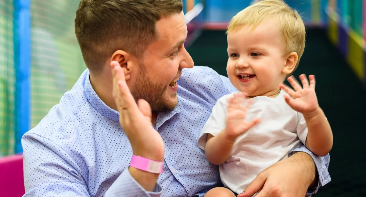 US - ZUS, Coraz więcej mężczyzn korzysta urlopu rodzicielskiego coraz mniej z urlopu ojcowskiego - zdjęcie, fotografia