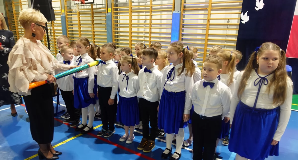 Edukacja, Ślubowanie pierwszych wyjątkowy dzień najmłodszych uczniów [foto] - zdjęcie, fotografia