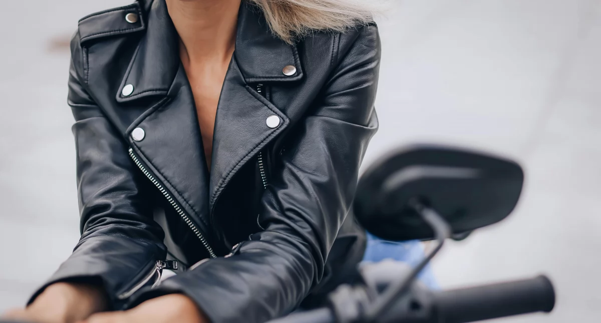 Kobieta w skórzanej kurtce na motocyklu /Photo by Valeria Boltneva: pexels.com