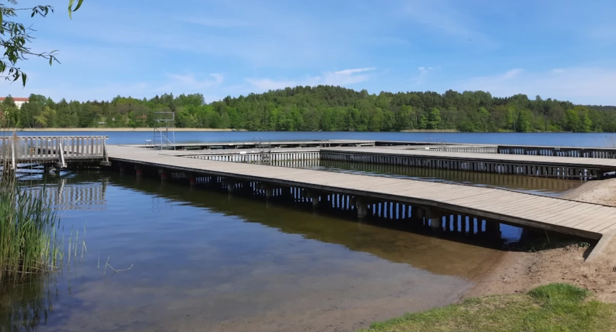 Domki nad jeziorem z własną linią brzegową /fot. unsplash.com