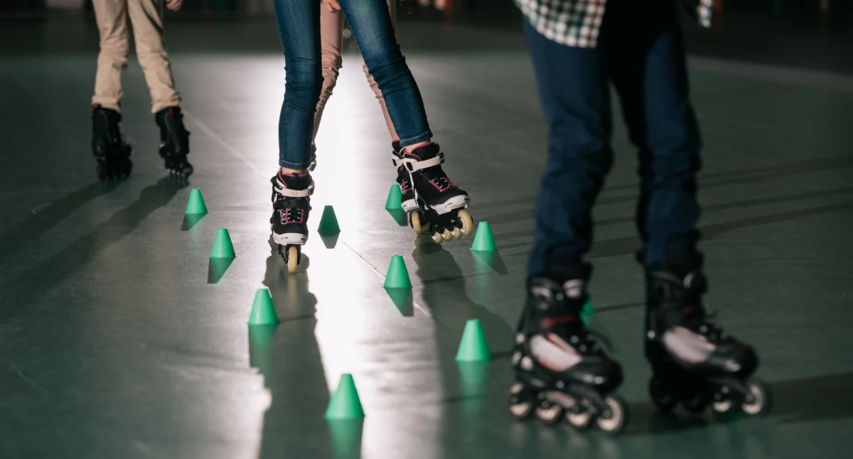 Artykuł sponsorowany, Świecące kółka rolek kolorowa przyjemność bezpieczeństwo trasie - zdjęcie, fotografia