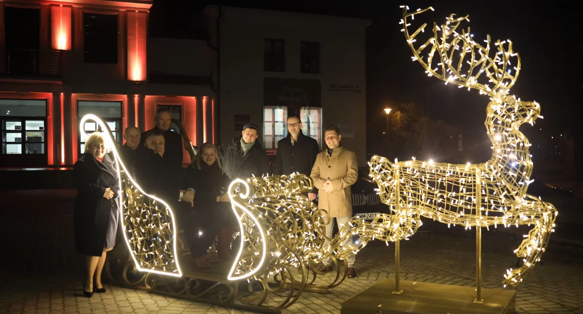 Święta, Wysokie Mazowieckie świątecznym wydaniu atrakcja przed Miejskim Ośrodkiem Kultury - zdjęcie, fotografia