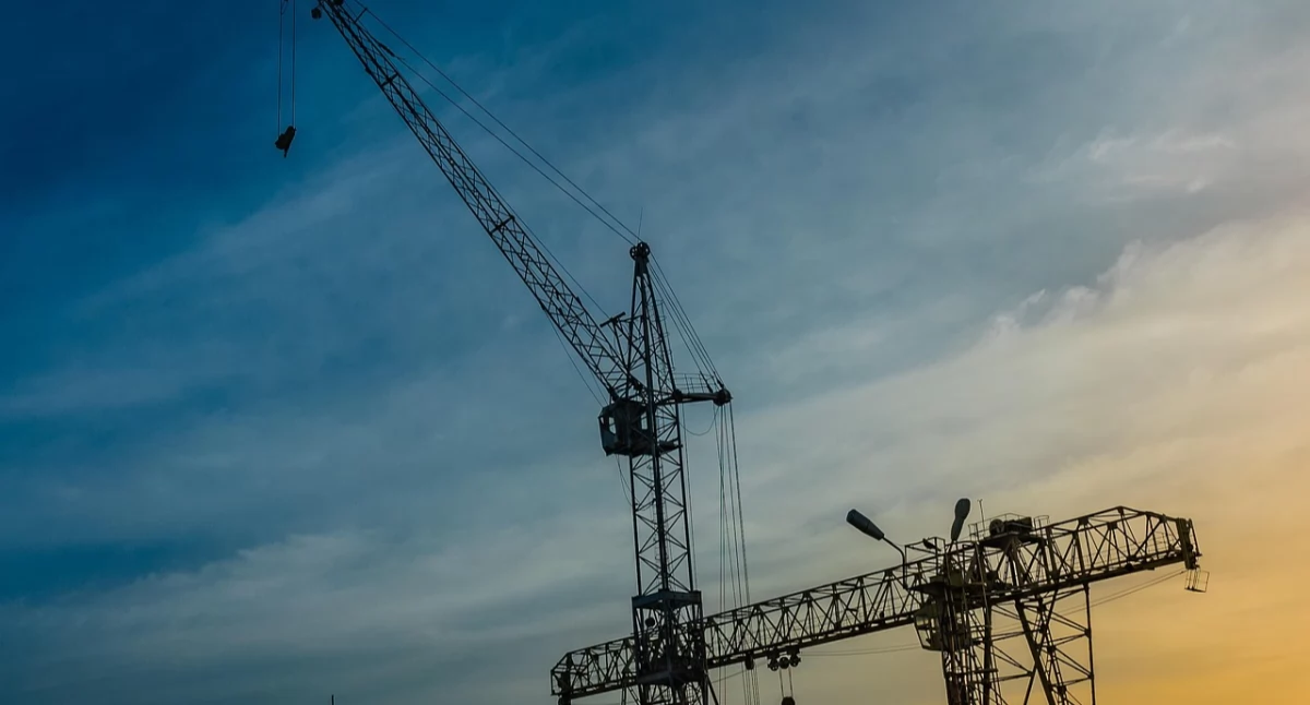 Ile kosztuje wynajem dźwigów w Warszawie? Przewodnik po cenach oraz realiach stołecznego rynku /fot. pixabay